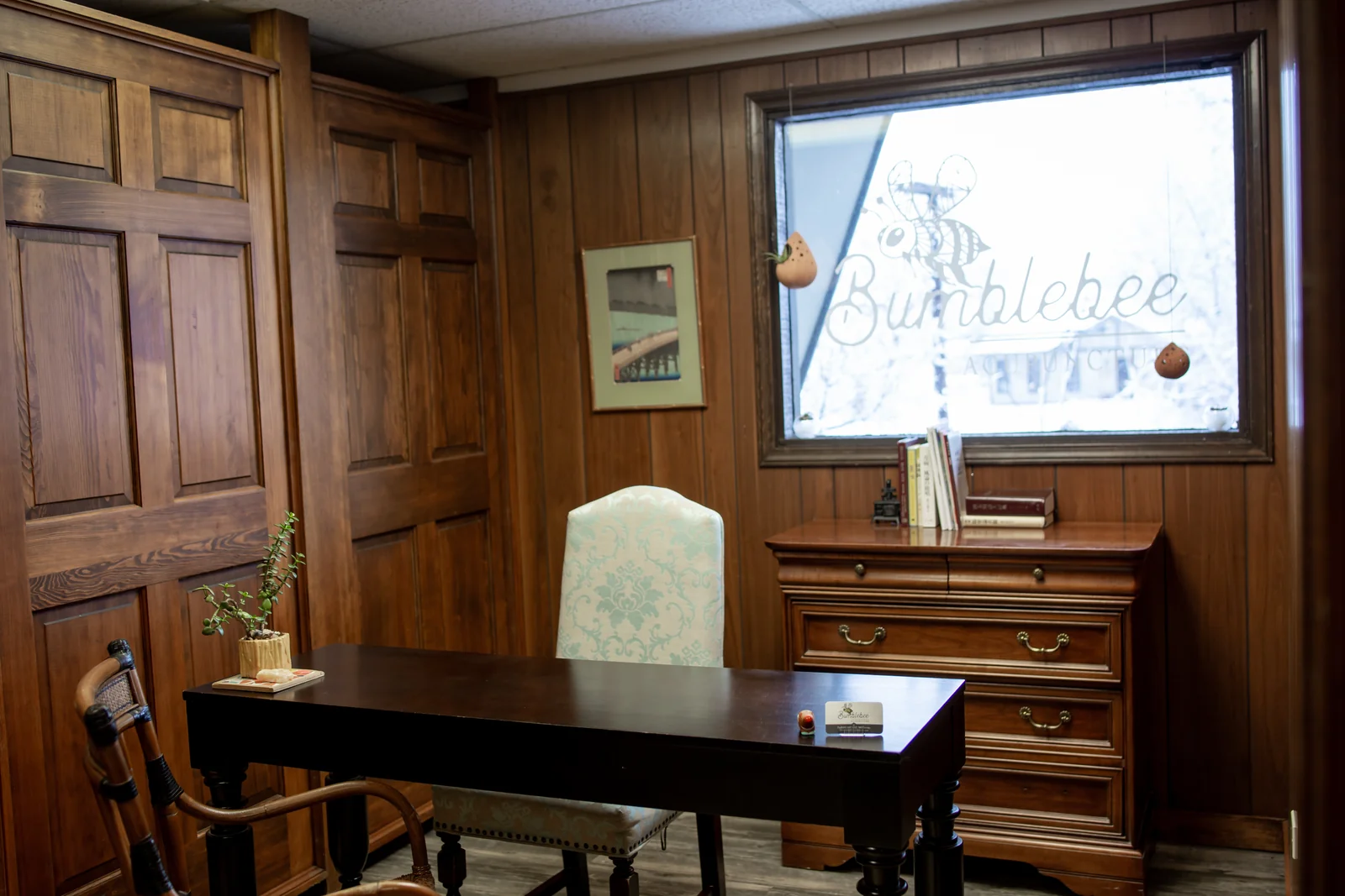 Consultation desk and chairs beside the Bumblebee AcuTherapy window.