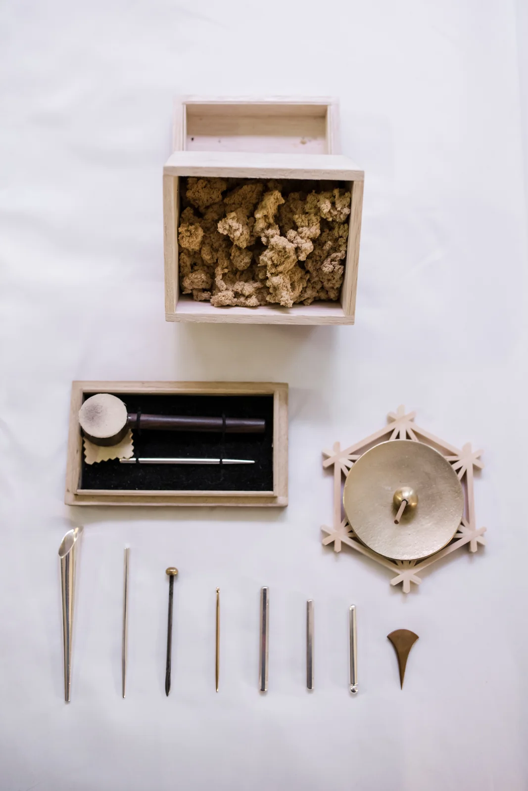 Japanese acupuncture tools and moxa materials arranged on a white cloth.